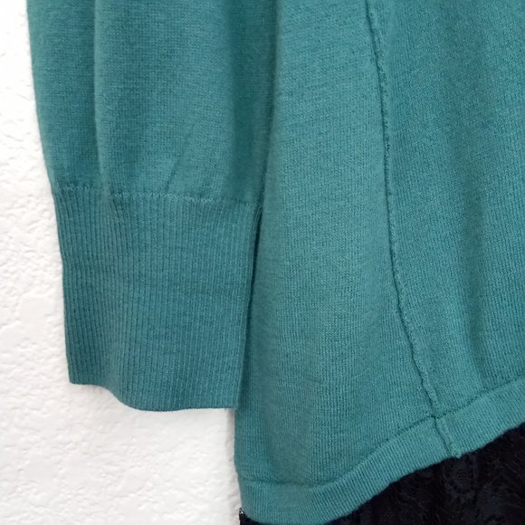 LOGO Sz Medium Green Crew Neck Asymmetrical Lace Hem Sweater - Picture 6 of 10